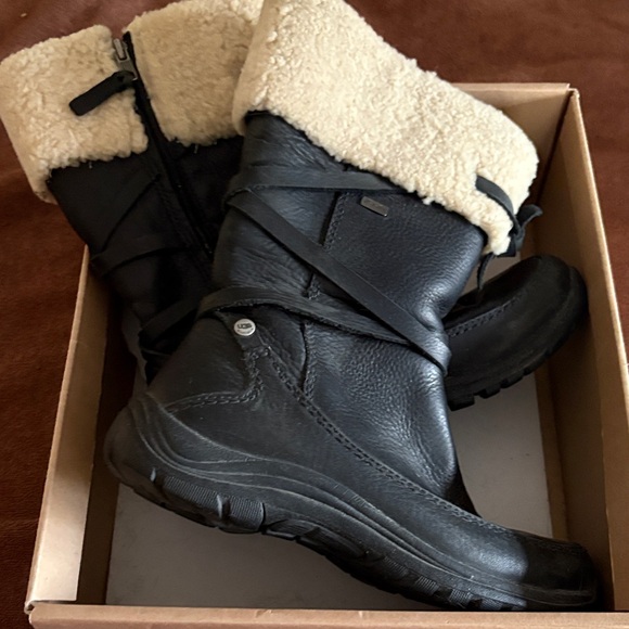 UGG Black Leather Boots with Cream Shearling - Picture 9 of 9